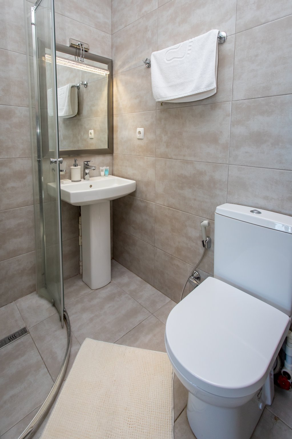 2-bedroom apartment near the beach id-1033 - Batumi Vacation Rentals