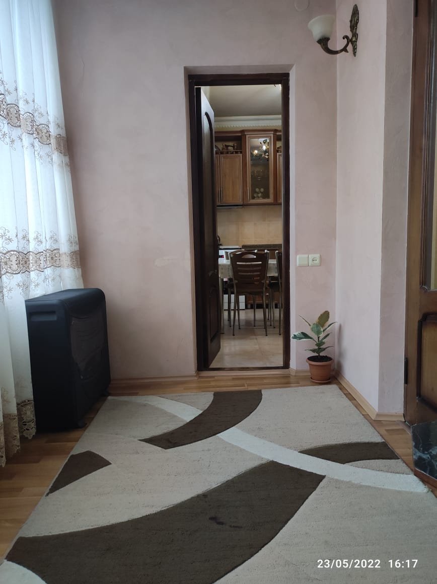 Трёхкомнатная квартира на ул. Х.Абашидзе id-1044 - аренда апартаментов в Батуми