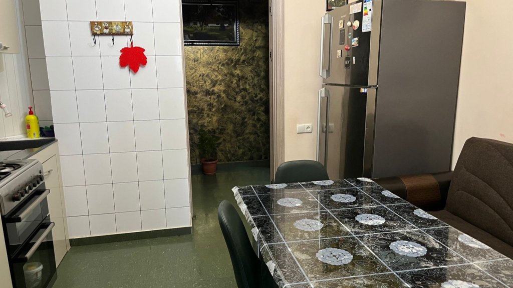 Недорогая трехкомнатная квартира id-400 - аренда апартаментов в Батуми