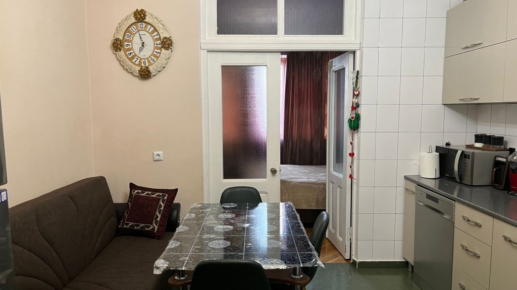 Недорогая трехкомнатная квартира id-400 - аренда апартаментов в Батуми