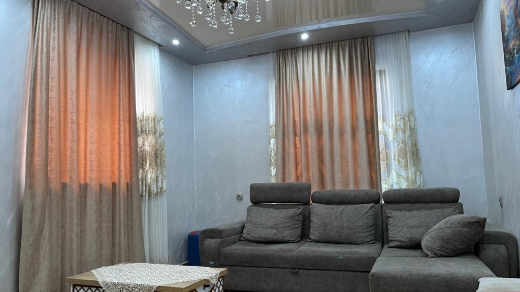 Недорогая трехкомнатная квартира id-400 - аренда апартаментов в Батуми