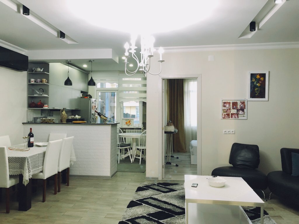 4-комнатная квартира на ул. В.Горгасали id-643 - аренда апартаментов в Батуми